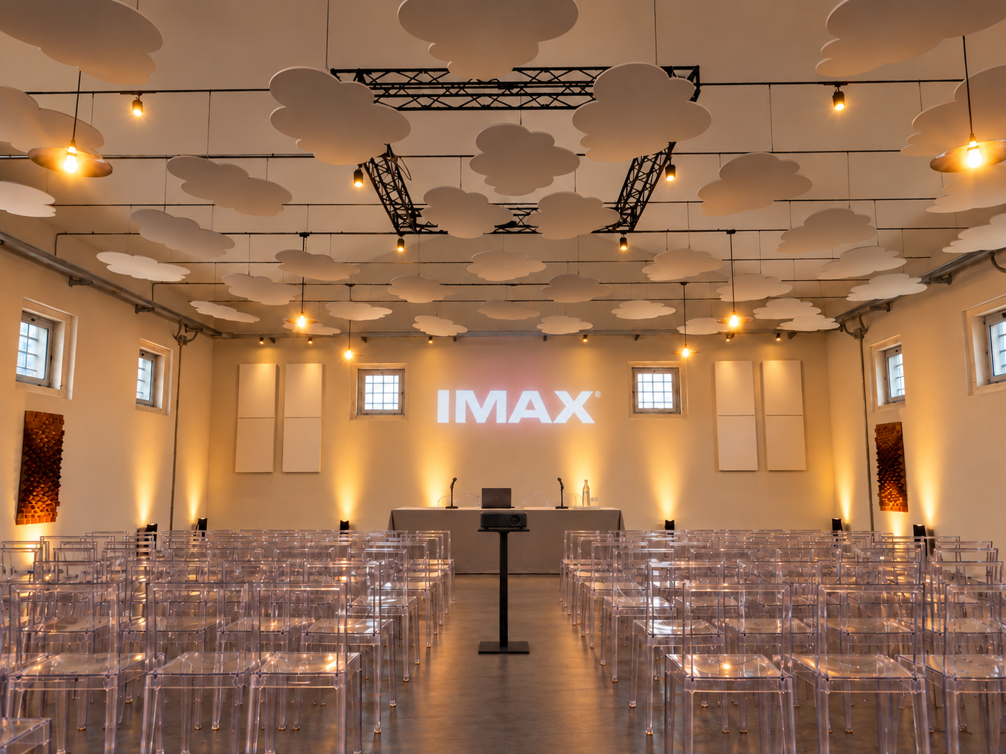 Sala conferenze IMAX illuminata теплamente