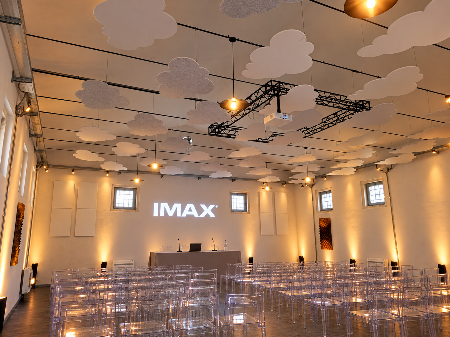 Sala conferenze moderna con proiezione IMAX